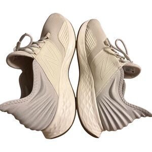 MEN'S NEW BALANCE ROAV SNEAKERS